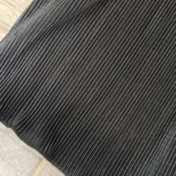 Black plisse vacation soft shorts - Picture 3 of 3